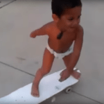 生後6ヶ月からスケードボードを始めた少年