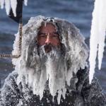 -34度の中、全身氷漬けでサーフィンをする米男性現る！